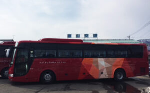 勝山交通株式会社様　大型バス　ボルドーで幾何学模